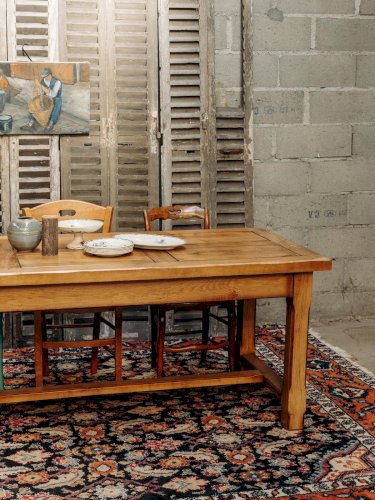 Romy, la table à manger en bois massif N°433