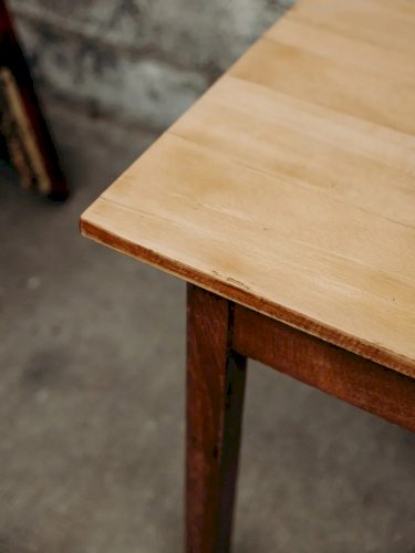 Romy, la table à manger en bois N°237