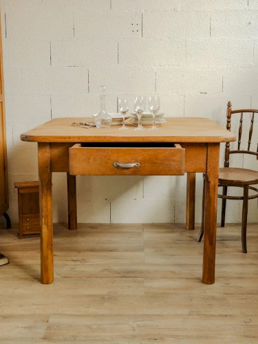 Romy, la table à manger en bois N°501