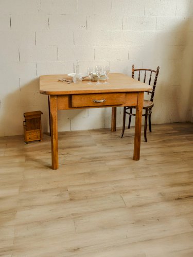 Romy, la table à manger en bois N°501