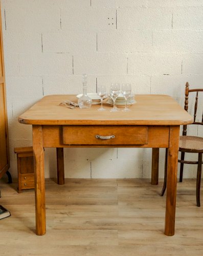 Romy, la table à manger en bois N°501