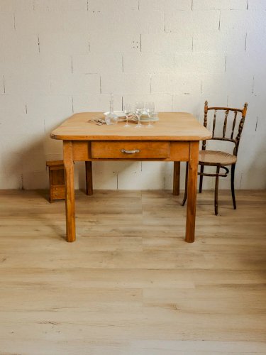 Romy, la table à manger en bois N°501