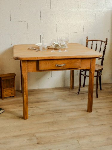 Romy, la table à manger en bois N°501