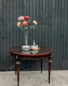 Romy, la table à manger ronde en acajou N°470