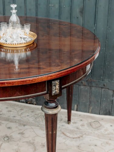 Romy, la table à manger ronde en acajou N°470