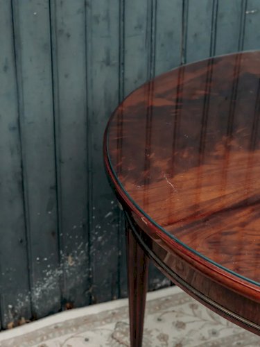 Romy, la table à manger ronde en acajou N°470