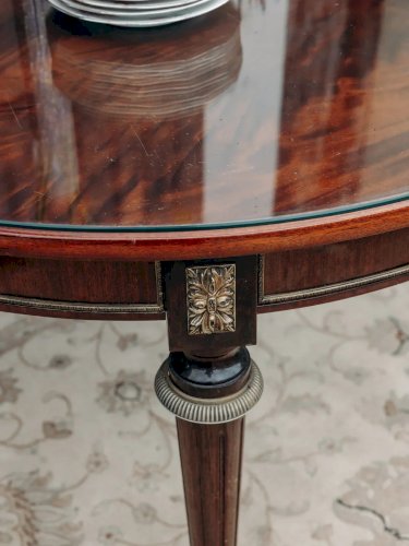 Romy, la table à manger ronde en acajou N°470