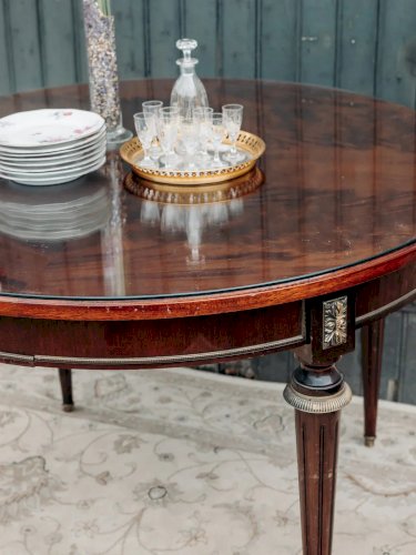 Romy, la table à manger ronde en acajou N°470