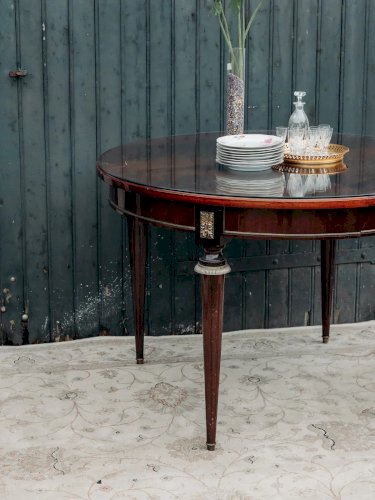 Romy, la table à manger ronde en acajou N°470