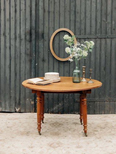 Romy, la table à manger ronde en bois N°430