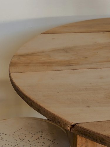 Romy, la table à manger ronde en bois N°574