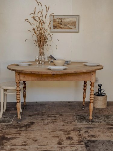 Romy, la table à manger ronde en bois N°574