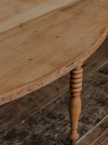 Romy, la table à manger ronde en bois N°574