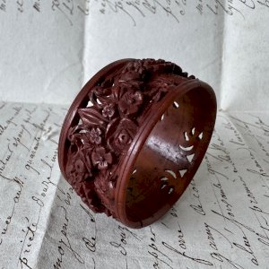 Rond de serviette en corozo finement sculpté XIXe décor floral M4079