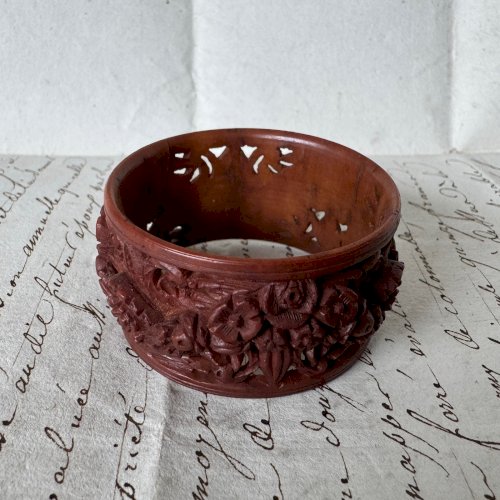 Rond de serviette en corozo finement sculpté XIXe décor floral M4079