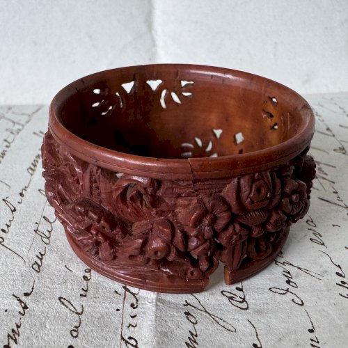 Rond de serviette en corozo finement sculpté XIXe décor floral M4079