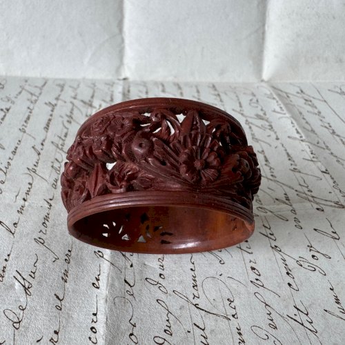 Rond de serviette en corozo finement sculpté XIXe décor floral M4079