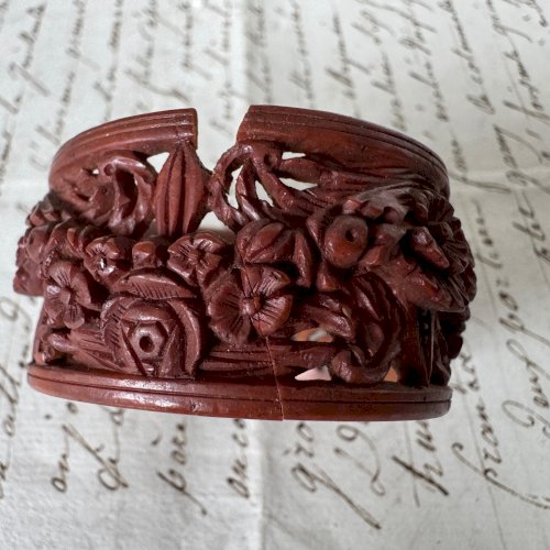 Rond de serviette en corozo finement sculpté XIXe décor floral M4079