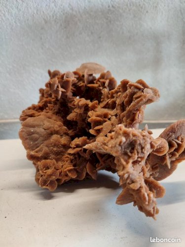 Rose des sables de belle taille (25X16X13.5cm pour 1.75kg) en bel etat dorigine africaine(made in chiner)