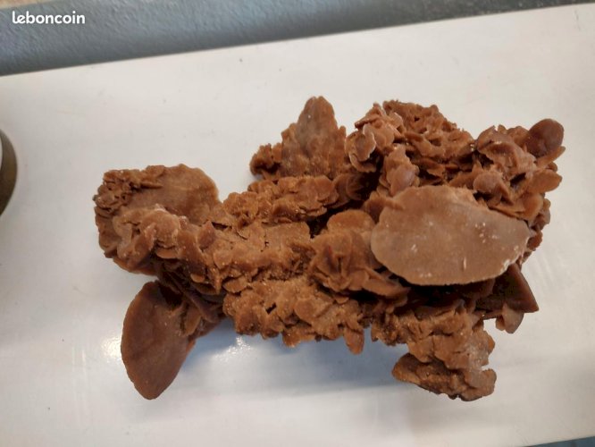 Rose des sables de belle taille (25X16X13.5cm pour 1.75kg) en bel etat dorigine africaine(made in chiner)