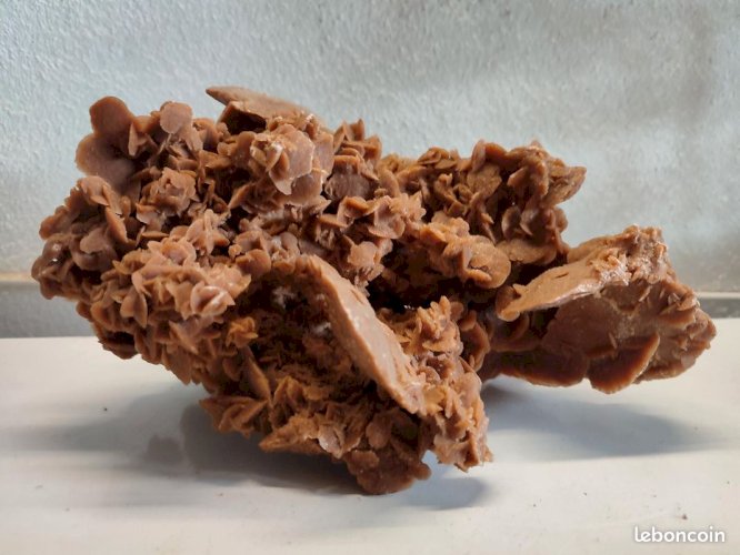 Rose des sables de belle taille (25X16X13.5cm pour 1.75kg) en bel etat dorigine africaine(made in chiner)