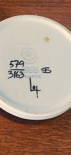 Royal Copenhagen, boîte à pilules en porcelaine blanche. Numérotée.