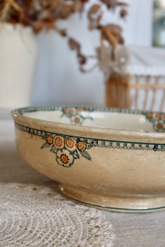 Saladier ancien en terre de fer à décor floral vert et orange