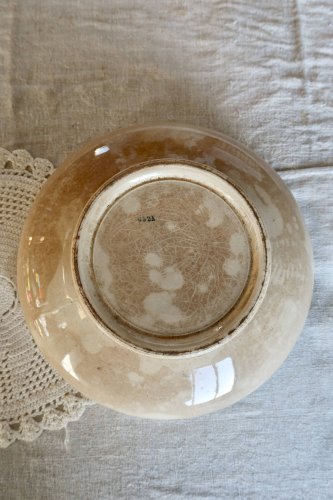 Saladier ancien en terre de fer à décor floral vert et orange