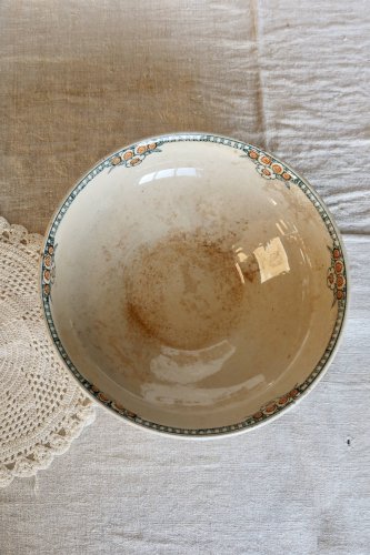 Saladier ancien en terre de fer à décor floral vert et orange