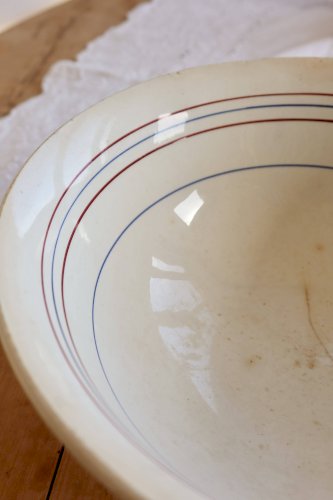 Saladier ancien en terre de fer Céranord Saint-Amand – Liseré rouge et bleu