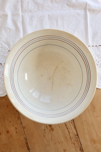 Saladier ancien en terre de fer Céranord Saint-Amand – Liseré rouge et bleu