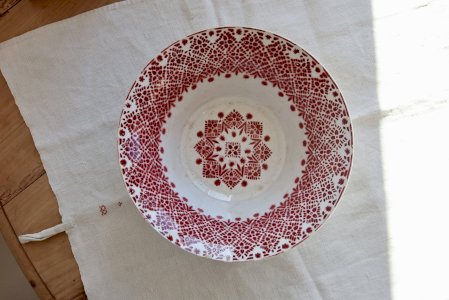 Saladier ancien faïence Saint-Amand modèle 2078 – Décor géométrique bordeau