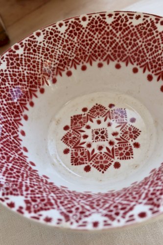 Saladier ancien faïence Saint-Amand modèle 2078 – Décor géométrique bordeau