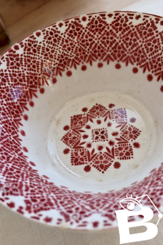 Saladier ancien faïence Saint-Amand modèle 2078 – Décor géométrique bordeau