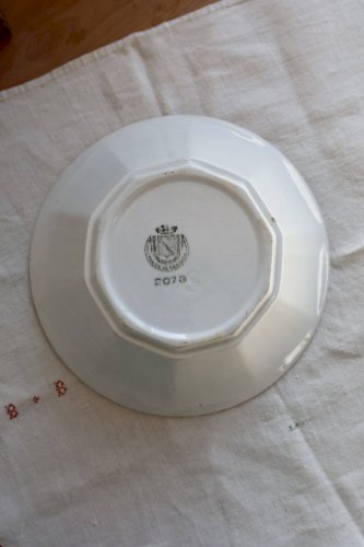 Saladier ancien faïence Saint-Amand modèle 2078 – Décor géométrique bordeau