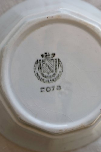 Saladier ancien faïence Saint-Amand modèle 2078 – Décor géométrique bordeau