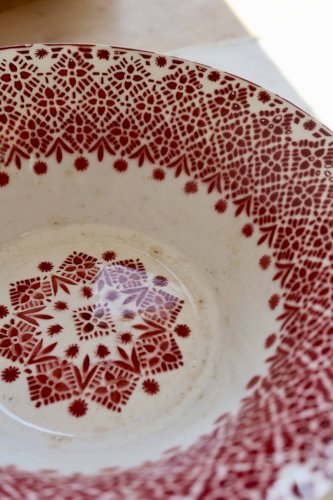 Saladier ancien faïence Saint-Amand modèle 2078 – Décor géométrique bordeau