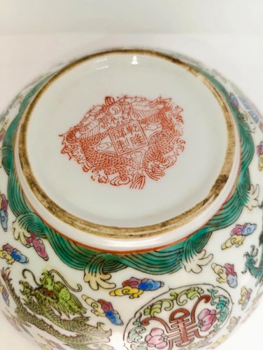 saladier en porcelaine datant du milieu du 20eme siecle reproduction  de lepoque Ming en bon etat