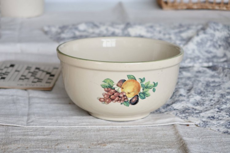 Saladier rond vintage en faïence décorée de fruits