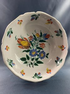 Saladier XIXe à décor floral en faïence de Nevers, Auxerrois, Malicorne...