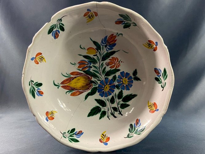 Saladier XIXe à décor floral en faïence de Nevers, Auxerrois, Malicorne...