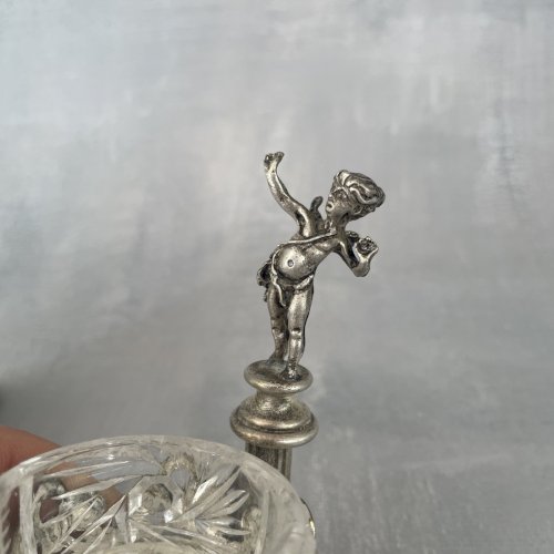 Saleron salière métal argenté plaqué argent surmonté d'un ange angelot putti