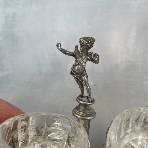 Saleron salière métal argenté plaqué argent surmonté d'un ange angelot putti