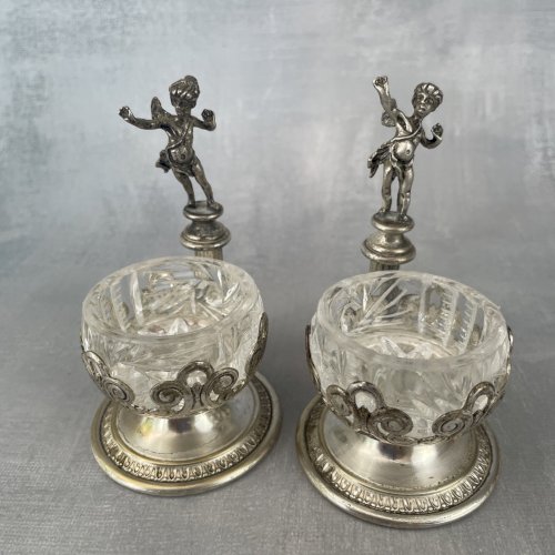 Saleron salière métal argenté plaqué argent surmonté d'un ange angelot putti