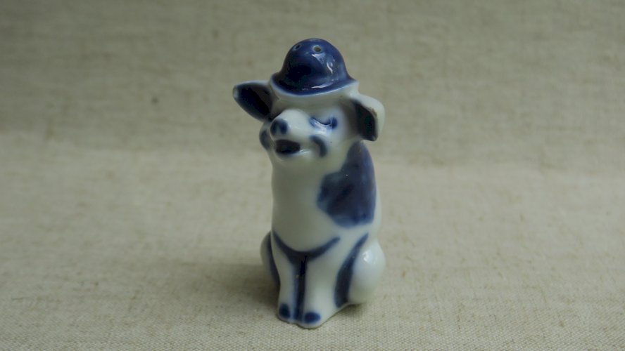 salière en porcelaine ancienne polychrome, cochon au chapeau