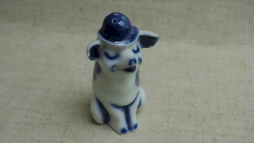 salière en porcelaine ancienne polychrome, cochon au chapeau