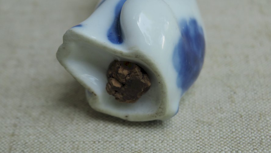 salière en porcelaine ancienne polychrome, cochon au chapeau