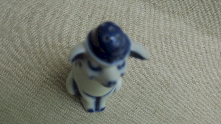 salière en porcelaine ancienne polychrome, cochon au chapeau