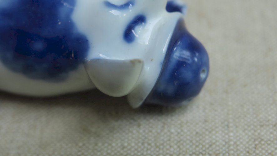 salière en porcelaine ancienne polychrome, cochon au chapeau
