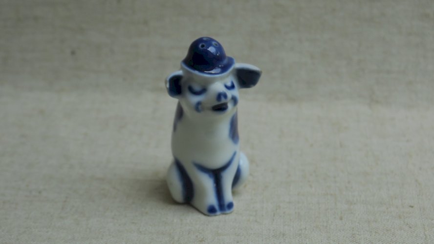 salière en porcelaine ancienne polychrome, cochon au chapeau